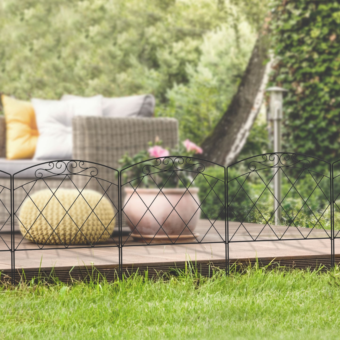 3m Decorative Metal Garden Fence - Diamond and Swirl Pattern (1)
